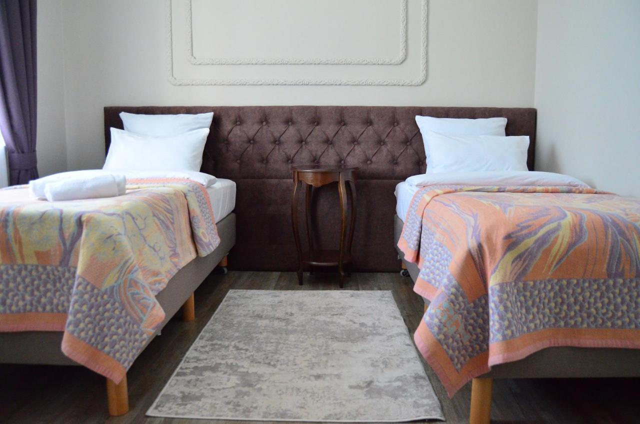 Garden Park Hotel Pavlodar Buitenkant foto