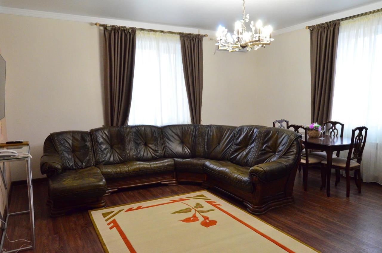 Garden Park Hotel Pavlodar Buitenkant foto
