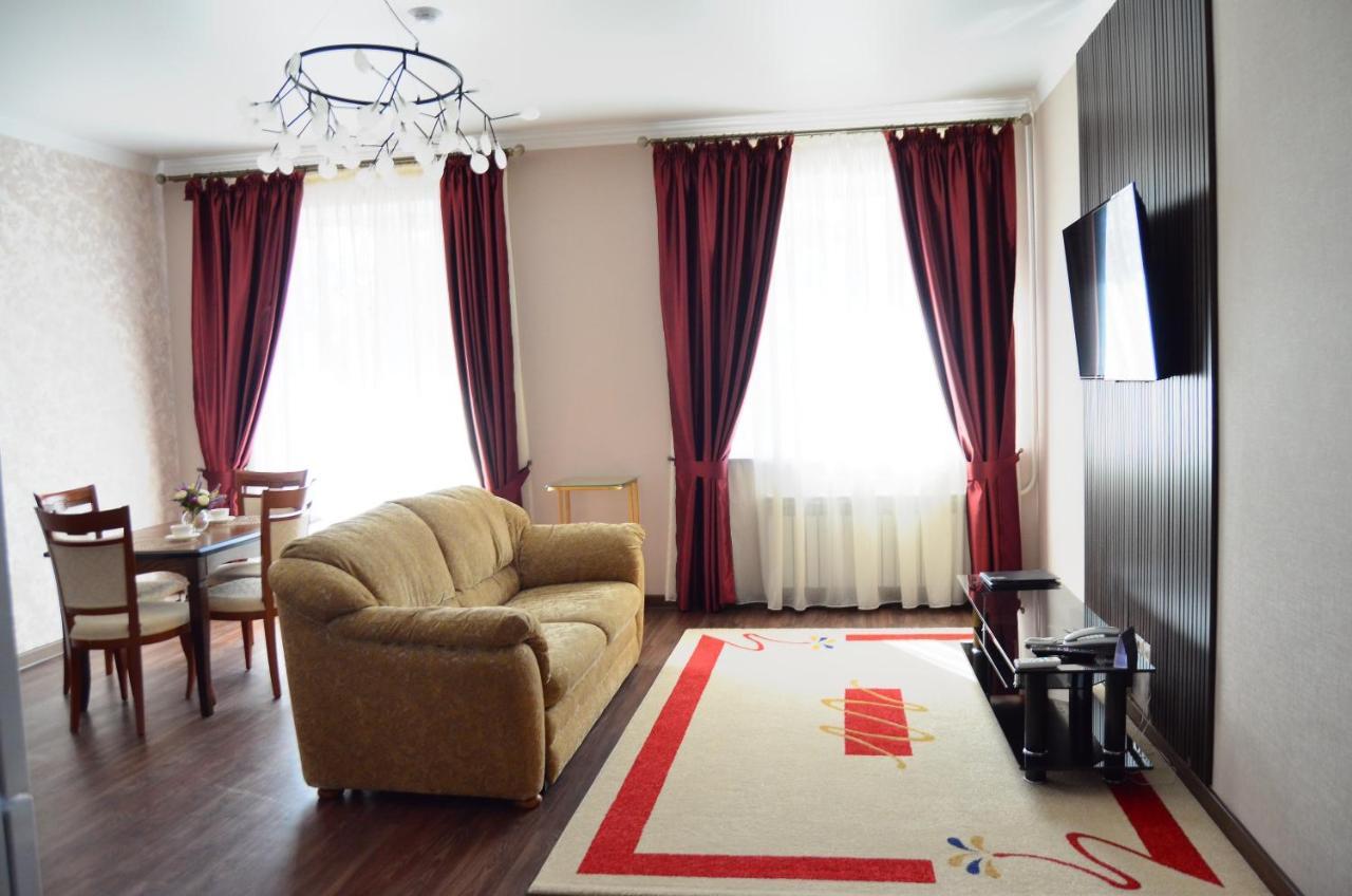 Garden Park Hotel Pavlodar Buitenkant foto