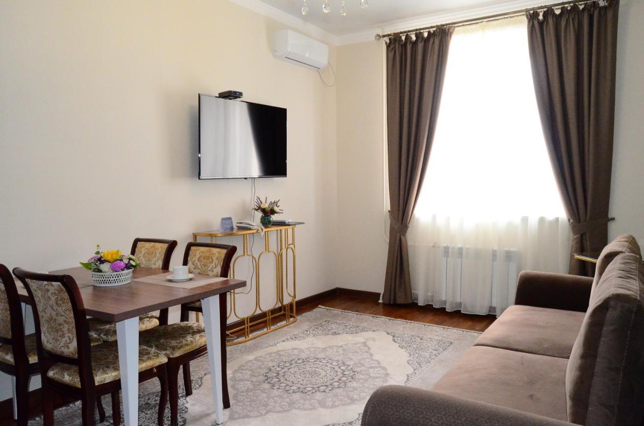Garden Park Hotel Pavlodar Buitenkant foto